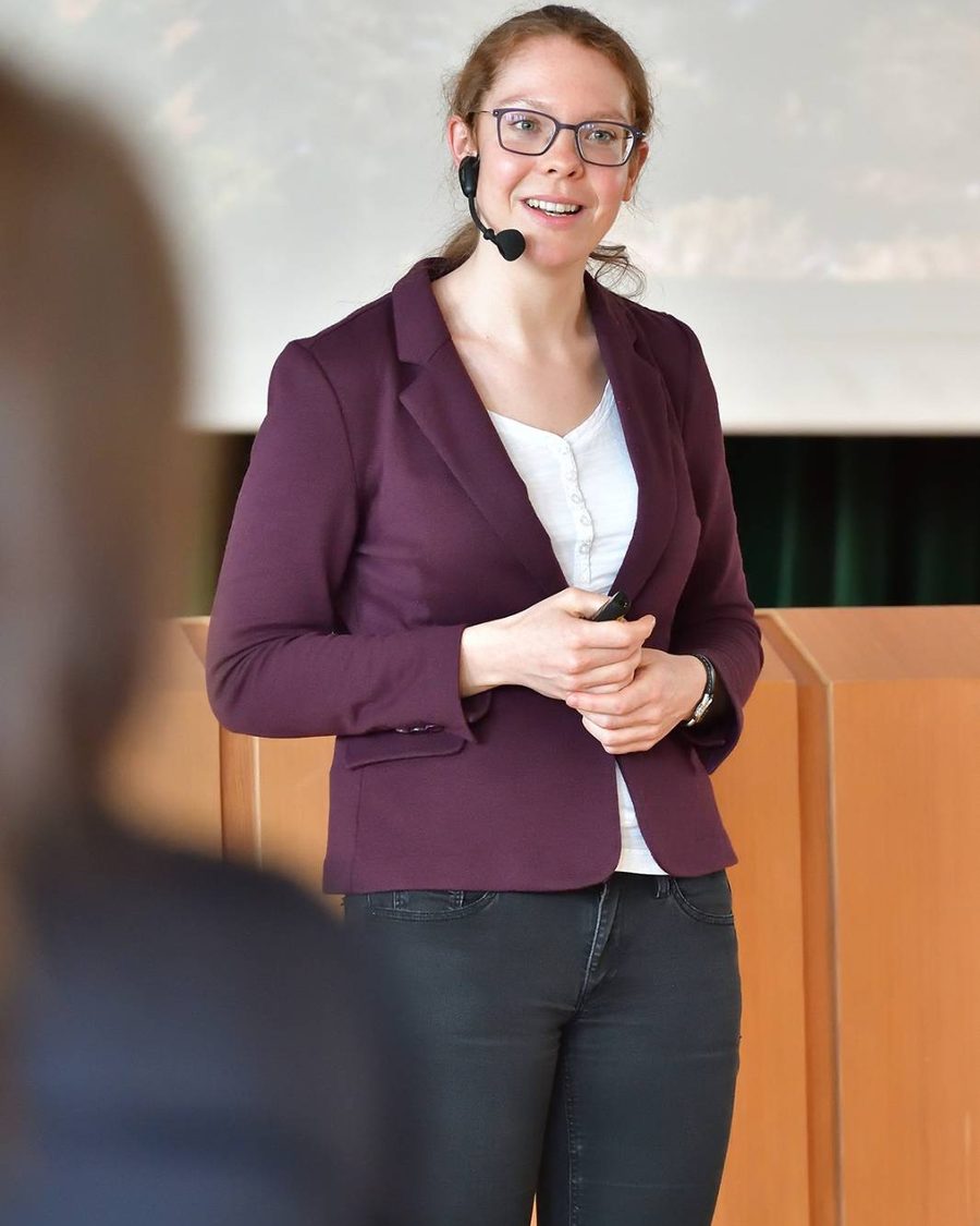 Dr. Melanie Zandler bei einem Vortrag